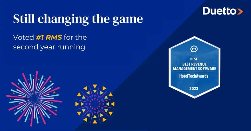 Distintivo del vincitore del premio Best Revenue Management Software di HTR in azzurro su sfondo blu scuro con fuochi d'artificio e logo di Duetto.