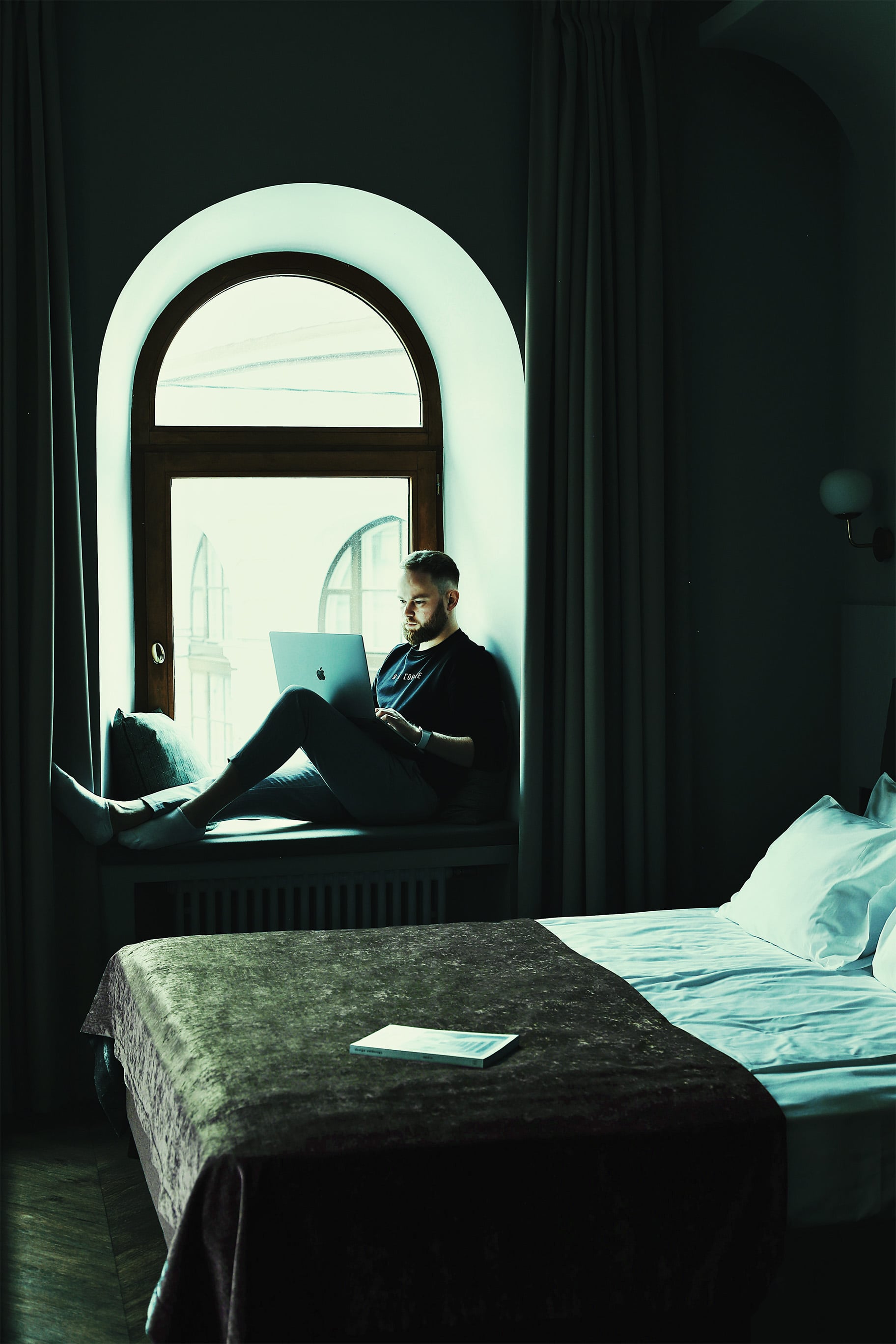 Man-in-hotel-on-laptop